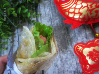 16、饺子皮也能烙出鸡蛋灌饼,饼皮酥脆香浓，鸡蛋嫩滑，再搭配上生菜、榨菜末，口感丰富，营养全面，做早餐非常合适。喜欢的亲们也试试看吧~