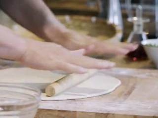 1、老北京炒疙瘩&海参过油肉,在案板上撒上面粉，将事先准备好的面团放置在案板上，擀面