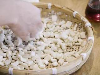 3、老北京炒疙瘩&海参过油肉,切成小块儿放到篓筐里