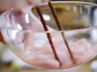 4、老北京炒疙瘩&海参过油肉,猪通脊切片，一次倒入适量了解、盐、胡椒粉、蛋清、生粉倒入搅拌