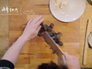 5、老北京炒疙瘩&海参过油肉,将冬笋、海参切片