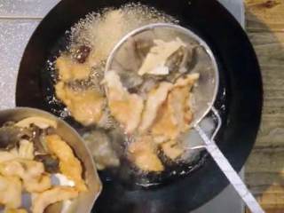 6、老北京炒疙瘩&海参过油肉,依次将已调味完成的猪通脊肉片、切好的海参、冬笋放入热油锅中，稍等片刻将食材捞出