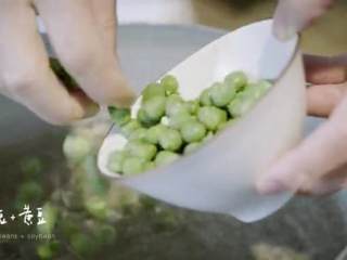 7、老北京炒疙瘩&海参过油肉,把青豆、黄豆依次倒入热水锅