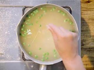 9、老北京炒疙瘩&海参过油肉,面块儿倒入热水锅，撒适量盐