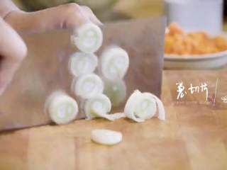 12、老北京炒疙瘩&海参过油肉,大葱切小段儿