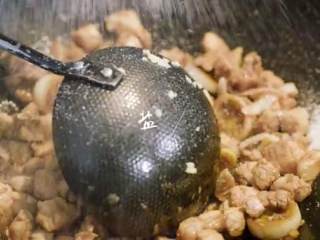 13、老北京炒疙瘩&海参过油肉,热油锅中倒入五花肉沫并翻炒，接着依次倒入大葱段、小葱末翻炒，加入生抽、盐