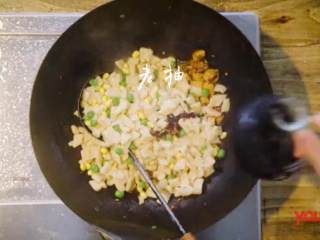 14、老北京炒疙瘩&海参过油肉,倒入面块儿、青豆、黄豆和少量老抽翻炒