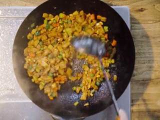 15、老北京炒疙瘩&海参过油肉,依次倒入黄瓜丁、蒜末、胡萝卜丁、香油、胡椒粉翻炒片刻，即可摆盘