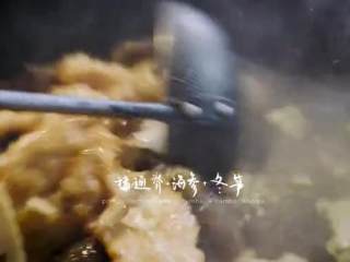 16、老北京炒疙瘩&海参过油肉,热油锅中倒入大葱段儿、姜末和适量的油、猪通脊、海参、冬笋，翻炒