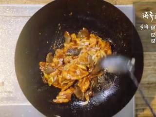17、老北京炒疙瘩&海参过油肉,17.倒入之前已经调味完成的酱汁、醋、少许油，翻炒片刻，即可摆盘