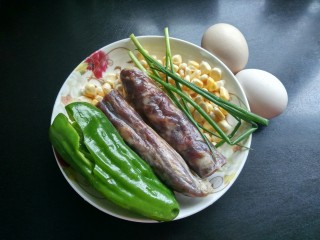 1、腊肠炒饭,准备好食材。