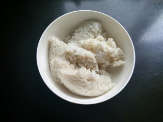 2、腊肠炒饭,准备好剩米饭。