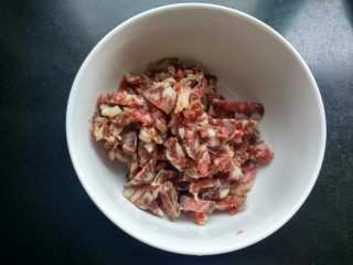 3、腊肠炒饭,香肠切丁。