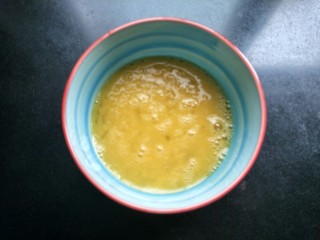 4、腊肠炒饭,鸡蛋放一点盐打散。