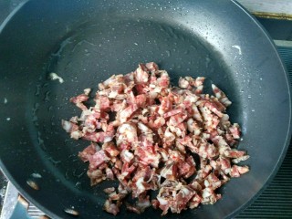 8、腊肠炒饭,锅中再放一点油,不要放多,将香肠炒熟。