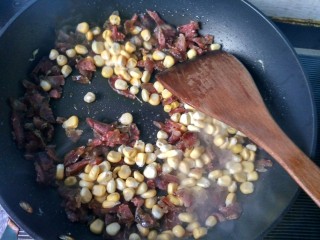 9、腊肠炒饭,放玉米粒翻炒。