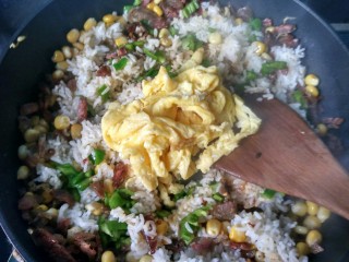 12、腊肠炒饭,倒入鸡蛋翻炒,放盐。