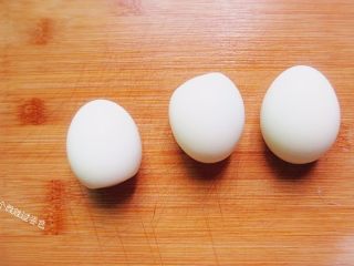 2、金钱蛋,冷凉的鸡蛋剥壳