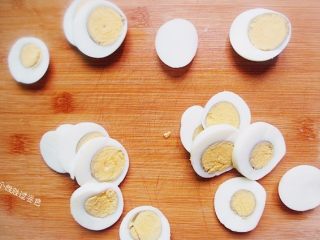 3、金钱蛋,用烤热的菜刀轻轻的切成片，这样做切鸡蛋会比较整齐不会黏在刀背上