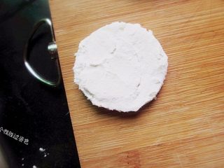 5、金钱蛋,表面撒少许生粉，这样可以让蛋黄在炸制的过程中不易脱落。