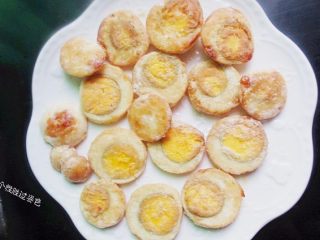 8、金钱蛋,炸至表面焦黄的时候将鸡蛋捞出。