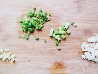 9、金钱蛋,小葱切沫，姜去皮切沫，蒜切沫