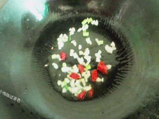 10、金钱蛋,锅底留少许底油，将干辣椒和蒜、姜、葱小火爆香。