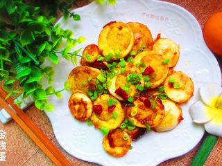 13、金钱蛋,鸡蛋经过煎炸和爆炒，表皮有些许的焦脆，里面还是嫩嫩的，结合着辣椒的味道，口味层次丰富。