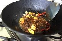 6、农家铁锅鱼,加入黄豆酱和黄酱炒香