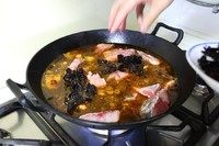 9、农家铁锅鱼,烧开后放入鱼块和黑木耳