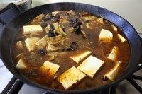 10、农家铁锅鱼,炖15分钟后放入老豆腐和宽粉