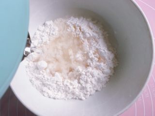 4、紫薯水晶汤圆,在木薯粉中加入开水，边加边用筷子搅拌，少量多次地加，看不见干粉时停止加水