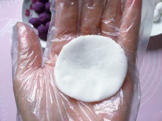 8、紫薯水晶汤圆,取一份木薯粉压扁捏薄成圆形