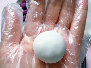 10、紫薯水晶汤圆,慢慢往上推扰收口，包好滚圆