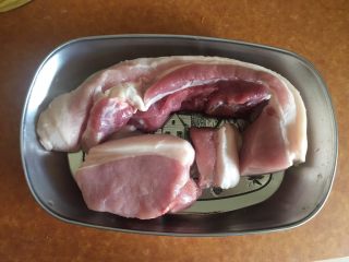 1、笋干啤酒炖肉,五花肉洗净