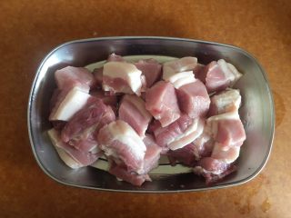 2、笋干啤酒炖肉,切小块