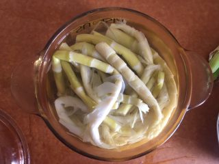 3、笋干啤酒炖肉,盐笋笋干 提前一天晚上用水泡上 放冰箱里 早上起来多换几次水