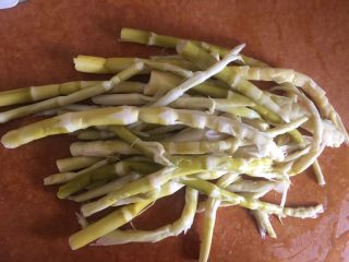 4、笋干啤酒炖肉,去掉老的部分