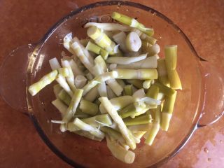 5、笋干啤酒炖肉,切断儿