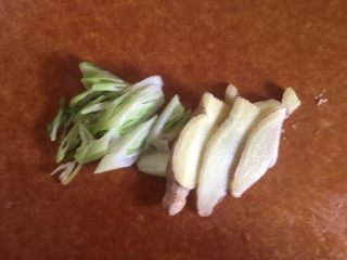 6、笋干啤酒炖肉,葱姜切片