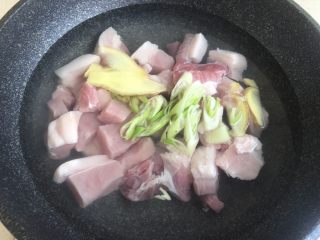 8、笋干啤酒炖肉,放入猪肉 葱 姜 煮开焯水