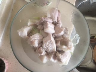 9、笋干啤酒炖肉,捞出后用凉水洗净猪肉浮沫 葱姜不要了