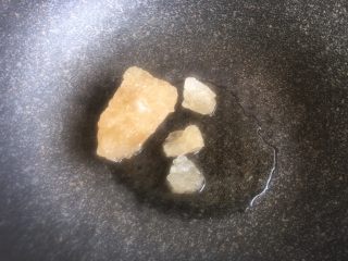 11、笋干啤酒炖肉,放冰糖