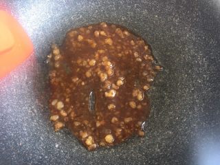 12、笋干啤酒炖肉,小火把糖炒化 成茶色 