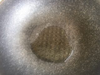 10、笋干啤酒炖肉,锅内放油