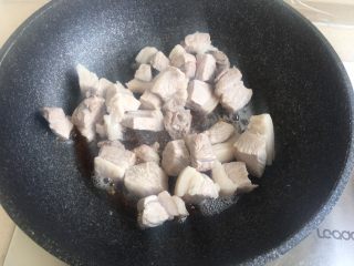 13、笋干啤酒炖肉,放入沥干水的五花肉