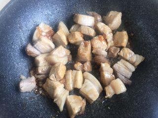 14、笋干啤酒炖肉,翻炒均匀