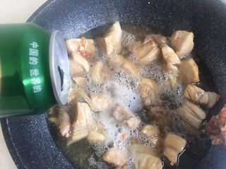 15、笋干啤酒炖肉,倒入啤酒 