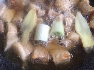 16、笋干啤酒炖肉,在放入新的葱姜