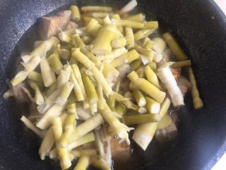 17、笋干啤酒炖肉,放入沥干水的笋干